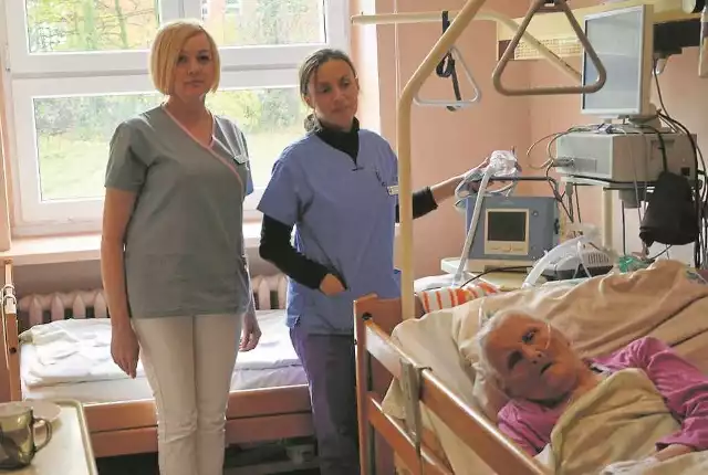 Pielęgniarka oddziałowa Edyta Kowalska (z lewej) i lek. Joanna Chamera