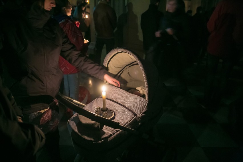 Jedną z katolickich tradycji adwentowych są msze św. o Matce...