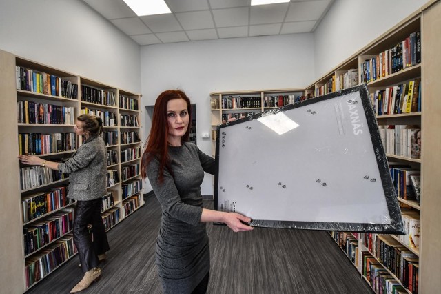 Kierownik Filii nr 5 WiMBP Anna Wilczyńska-Kubiak zwraca się z apelem do bydgoskich fotografów o zdjęcia z Londynka, które na ścianach nowo rozbudowanej biblioteki stworzą wyjątkową galerię. Na zdjęciu pomysłodawczyni akcji trzyma symbolicznie pustą ramę - kto i jakimi kadrami przyozdobi bibliotekę, przekonamy się wkrótce!