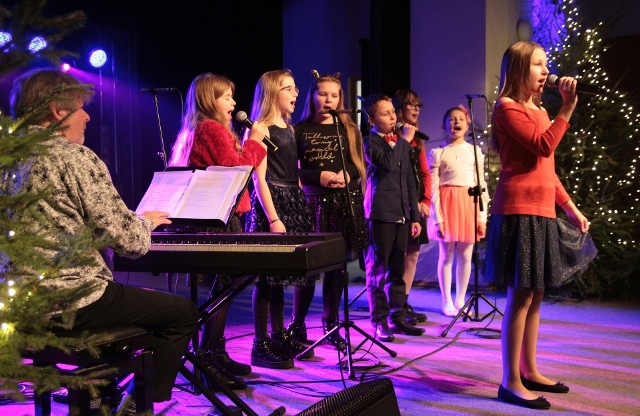 Na scenie grudziądzkiego klubu Akcent, w klimacie świąt Bożego Narodzenia zaprezentowali się młodzi wokaliści uczestniczący w zajęciach studia piosenki Zbigniewa Poliszczuka, który akompaniował wszystkim wykonawcom.