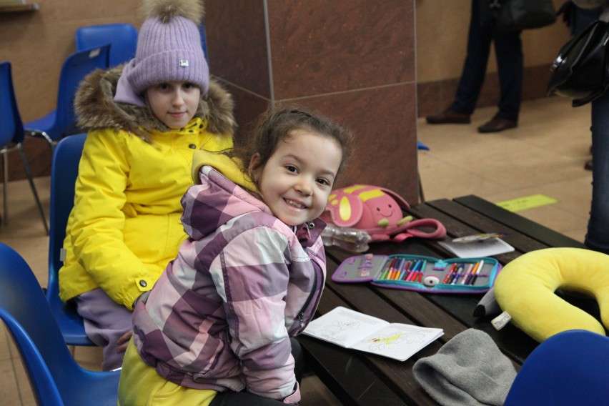 Tłumy uchodźców z Ukrainy na stacji PKP w Rzeszowie [WIDEO, ZDJĘCIA]