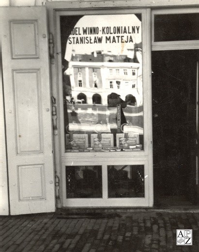 Fragment zdjęcia na którym uwieczniono wejście do jednego ze sklepów znajdujących się przy Rynku Wielkim 4 w Zamościu. Fotografię wykonano w latach 30. ub. wieku. Zdjęcie przekazała do APZ Maria Podstawska