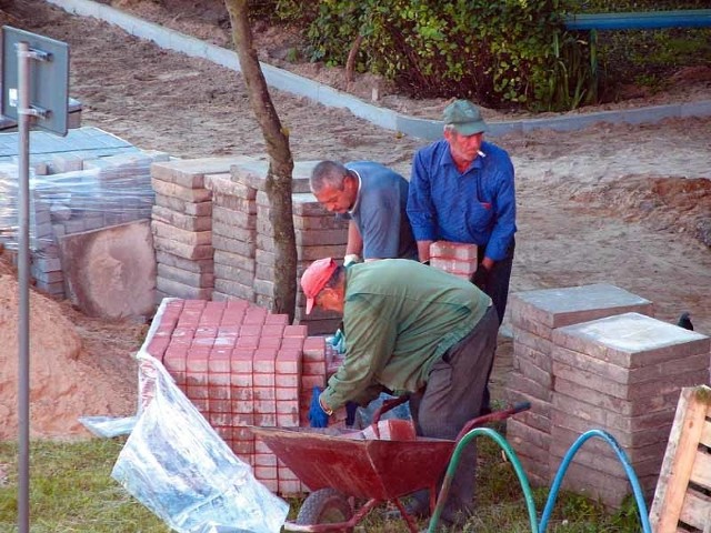 Robotnikom pracującym przy modernizacji osiedla Kościuszki pozostała już tylko wymiana starych płyt chodnikowych na kolorową kostkę