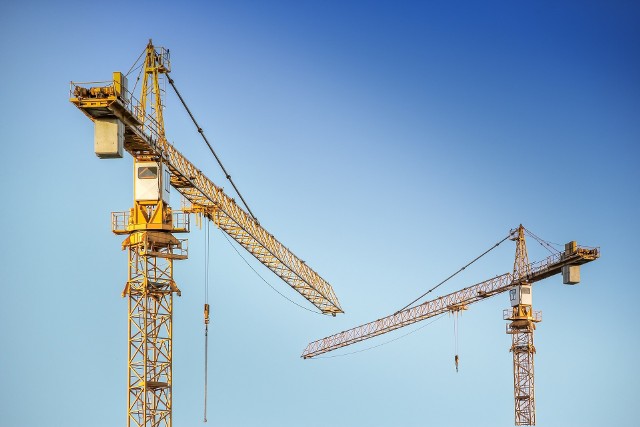 Jakie są zarobki w budowlance i nieruchomościach? Sprawdź najnowszy raport płacowy