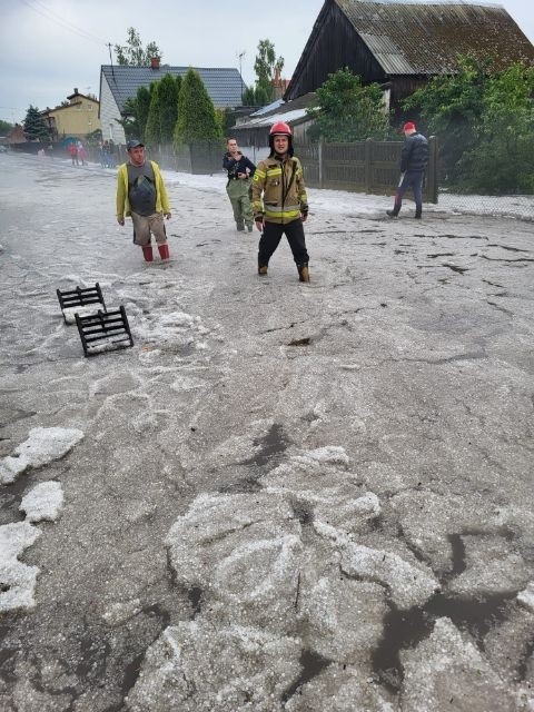 Grad i deszcz uderzyły w wieś Łosieniec koło Sieradza. To był Armagedon! To klęska żywiołowa mówią mieszkańcy! ZDJĘCIA