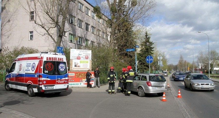 Wrocław: Wypadek na Kwidzyńskiej. Zderzenie dwóch aut i jedna osoba ranna (FILM, ZDJĘCIA) 