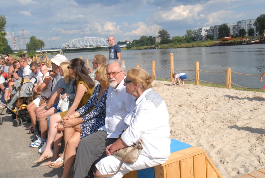 Kraków. Miejska plaża otwarta [ZDJĘCIA]