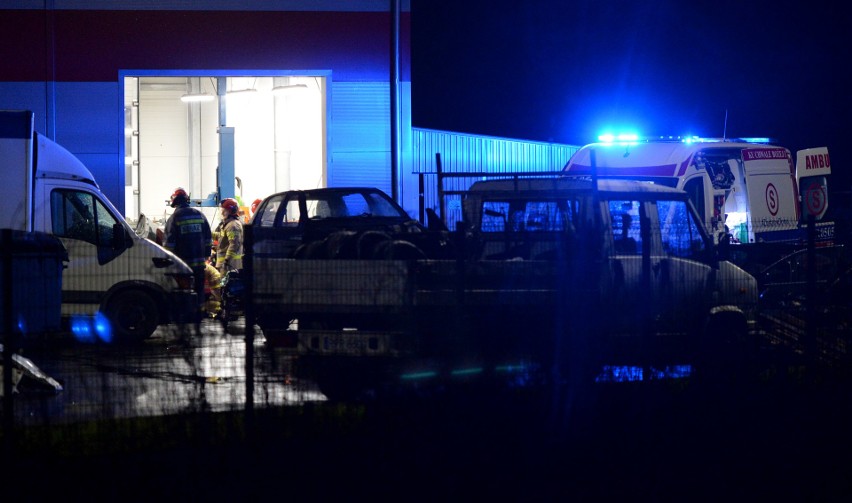 42-letni mężczyzna przygnieciony przez samochód w warsztacie na terenie stacji demontażu pojazdów na ul. Lwowskiej w Przemyślu [ZDJĘCIA]