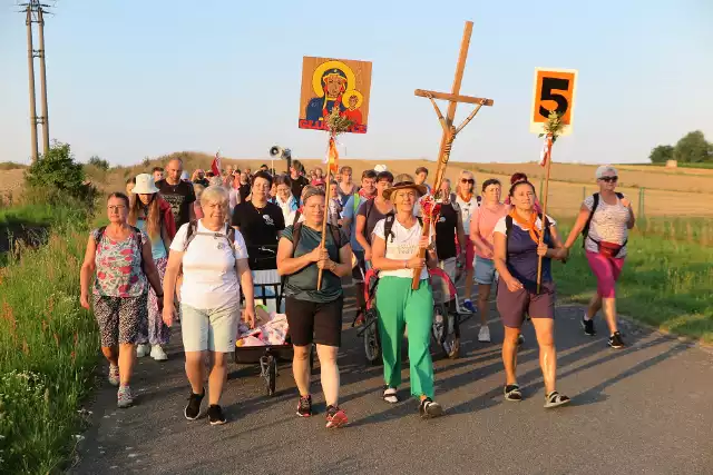 W środę pielgrzymi tradycyjnie spotkali się na Eucharystii w Strzelcach Opolskich.