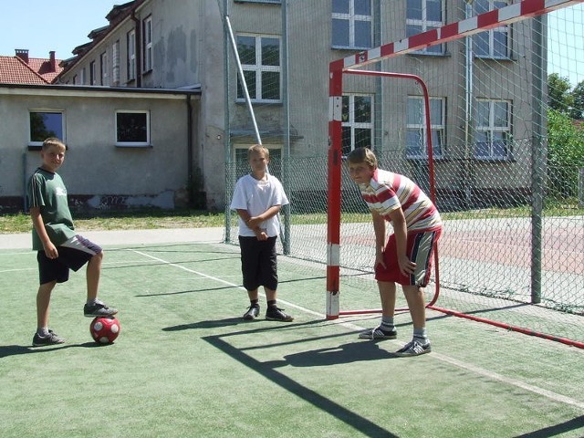 Patryk Brzeziński, Kamil Mrzygłód i Bartek Ewald na razie kopią piłkę, ale już nie mogą się doczekać kiedy w miejscu za stara szkołą (w tle) powstanie "Astro-Baza&#8221;