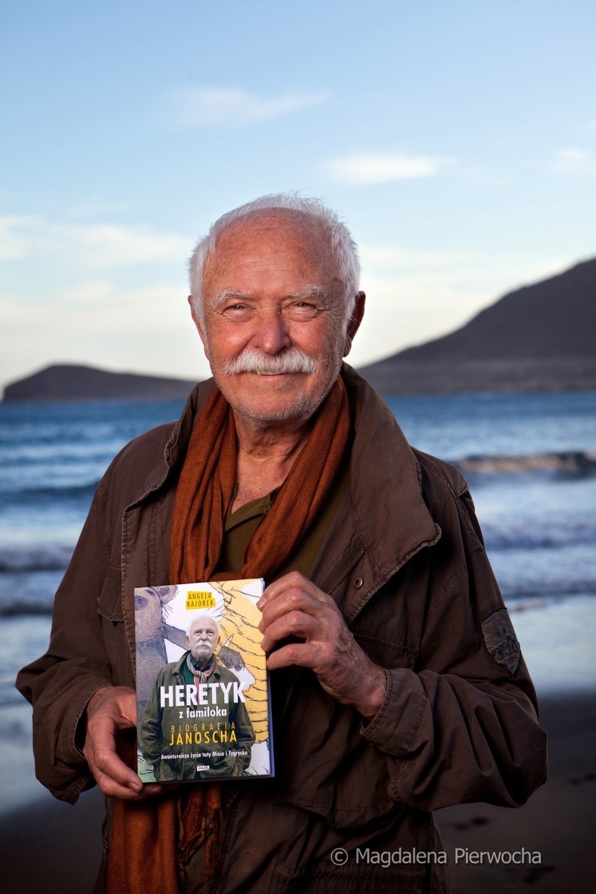 Janosch na plaży na Teneryfie ze swoją biografią