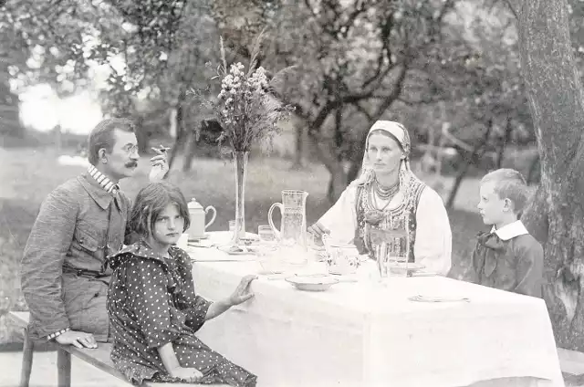Lucjan Rydel z żoną i dziećmi, zdjęcie z około 1910 r.