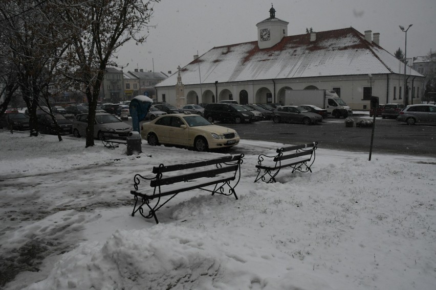 W Staszowie i powiecie staszowskim śnieg pada nieprzerwanie...