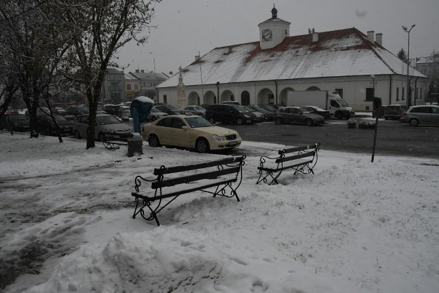 W Staszowie i powiecie staszowskim śnieg pada nieprzerwanie od rana. To efekt niżu Lars, który nawiedził województwo świętokrzyskie, a przede wszystkim jego wschodnią część. Do wieczora spaść ma nawet około 20 centymetrów śniegu.Mokry, ciężki śnieg zalega na staszowskich ulicach i chodnikach. Najgorzej jest na bocznych uliczkach, niektóre z nich nie są w ogóle odśnieżone. Na głównych ulicach miasta sytuacja wygląda nieco lepiej, ale tworzy się tam błotnista maź, która bardzo utrudnia jazdę. Kierowcy muszą naprawdę uważać.ZOBACZ WIĘCEJ ZDJĘĆ NA KOLEJNYCH SLAJDACH>>>