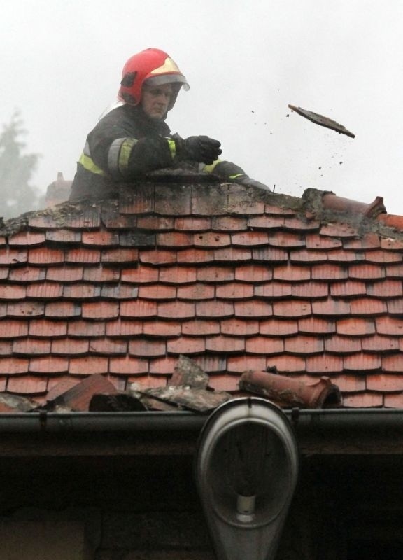 Wrocław: Pożar zabytkowej powozowni. Cztery zastępy straży pożarnej na miejscu (ZDJĘCIA)