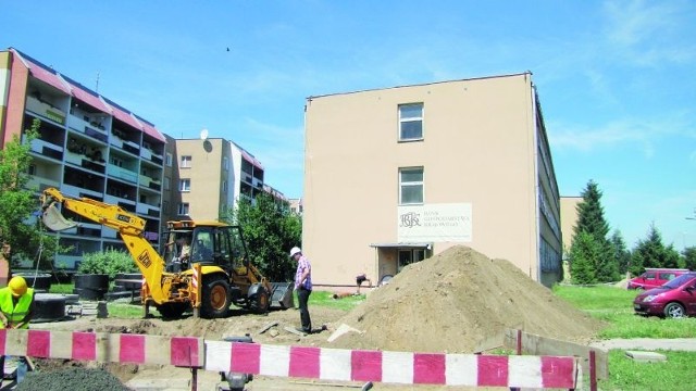 Wokół remontowanego budynku powinien być ustawiony płot, by uniemożliwić osobom nieupoważnionym wstęp na plac budowy. Przy hotelu ogrodzenia nie ma.