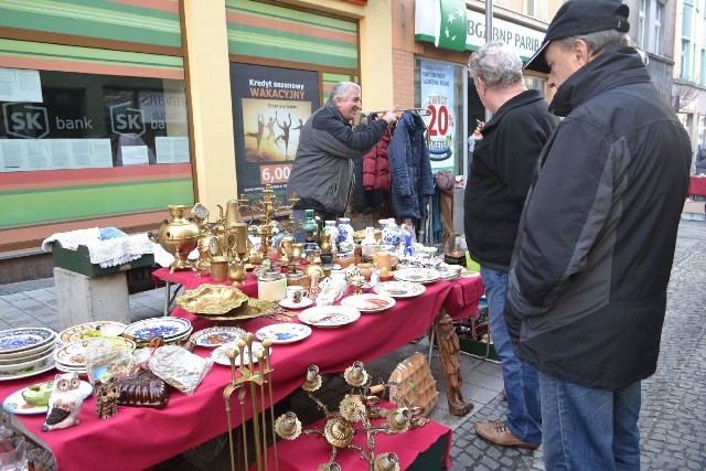 Na deptaku trwa świąteczny pchli targ