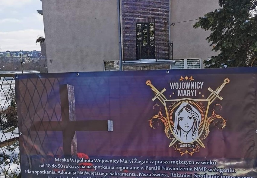 Mieszkańców Żagania zaniepokoił baner na płocie plebanii Na...