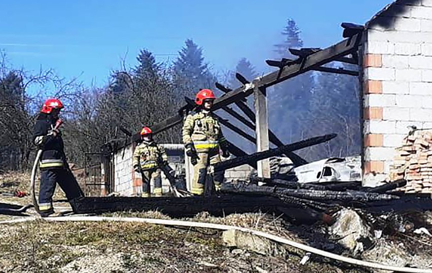 Gmina Korzenna. Ogień zniszczył budynek i samochody. Trudna akcja strażaków we wsi Łyczana