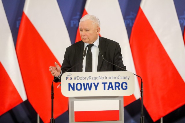 Prezes Prawa i Sprawiedliwości Jarosław Kaczyński podczas spotkania z mieszkańcami miasta w sali widowiskowej Miejskiego Centrum Kultury w Nowym Targu