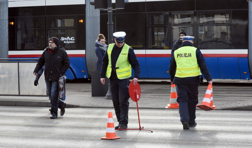 W Bydgoszczy mężczyzna wbiegł na przejście na czerwonym...