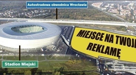 Dziura przy stadionie jest ogromna. Z lotu ptaka reklama na pewno rzucałaby się w oczy