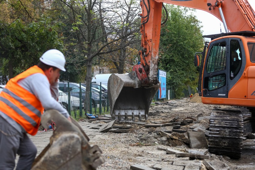 Na remontowanej ul. Królewskiej zrywają kostkę. Mieszkańcy: ależ ona jest cenna i zabytkowa!