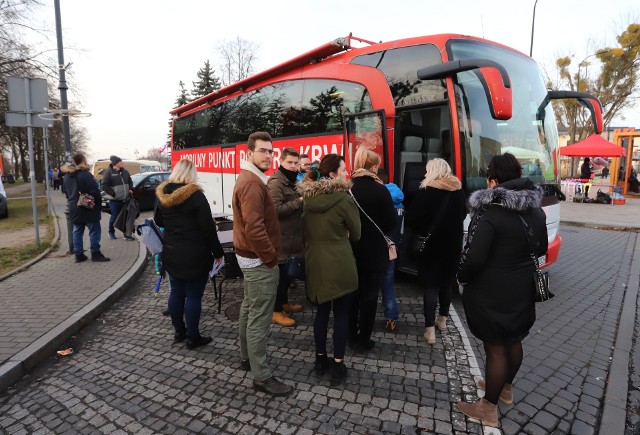 Ambulans centrum krwiodawstwa stał w niedzielę na placu Jagiellońskim w Radomiu. Ustawiały się przed nim kolejki dawców.