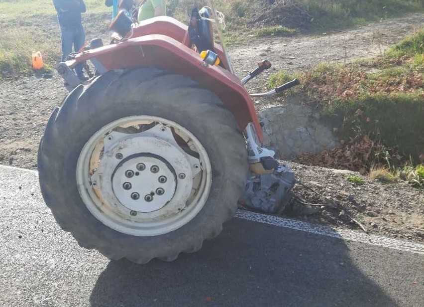 Zderzenie ciągnika rolniczego z samochodem osobowym na granicy Nowego Żmigrodu i Samoklęsk. Ranne trzy osoby [ZDJĘCIA]