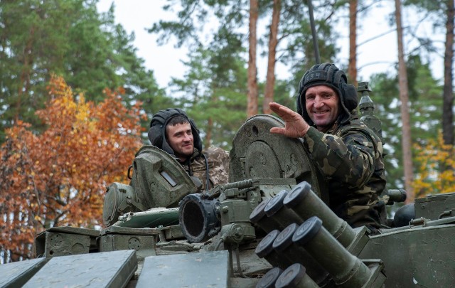 Ukraińscy żołnierze przejęli kontrolę nad Chersoniem.  Mieszkańcy nie kryją radości.