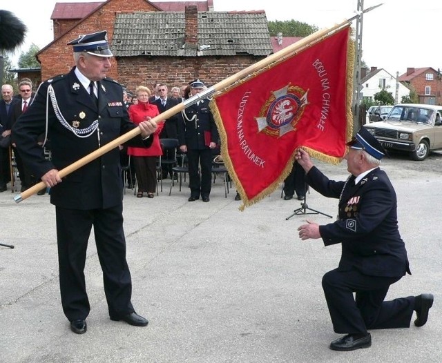 Poseł Mirosław Pawlak przekazał nowy sztandar Eugeniuszowi Gluzickiemu, prezesowi Ochotniczej Straży Pożarnej w Zbludowicach.   