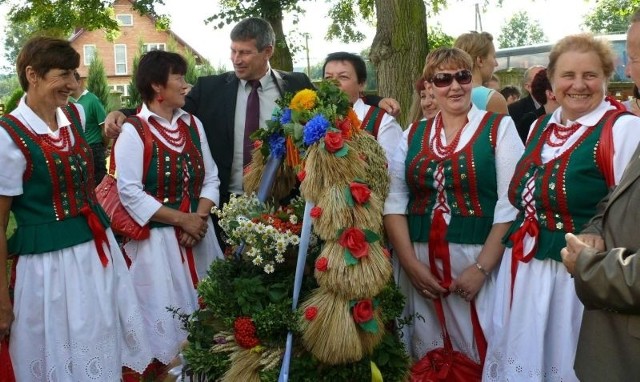 Do delegacji wieńcowej z Tura Dolnego przed nabożeństwem dołączył starosta pińczowski Zbigniew Kierkowski, który mieszka w pobliskich Pawłowicach.