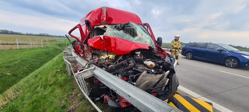 Wypadek busa i ciężarówki na autostradzie A4 17.04.2023