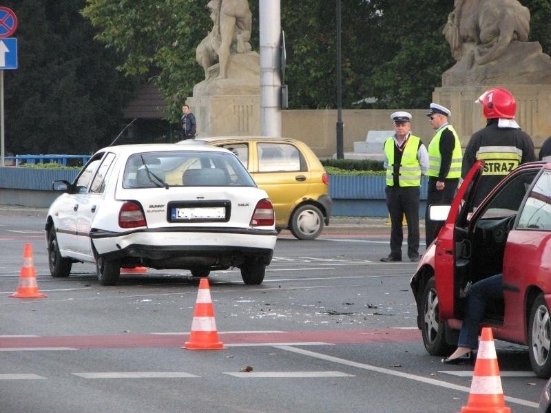 Wrocław: Wypadek na placu Jana Pawła II. Trzy auta blokowały ruch (ZDJĘCIA)