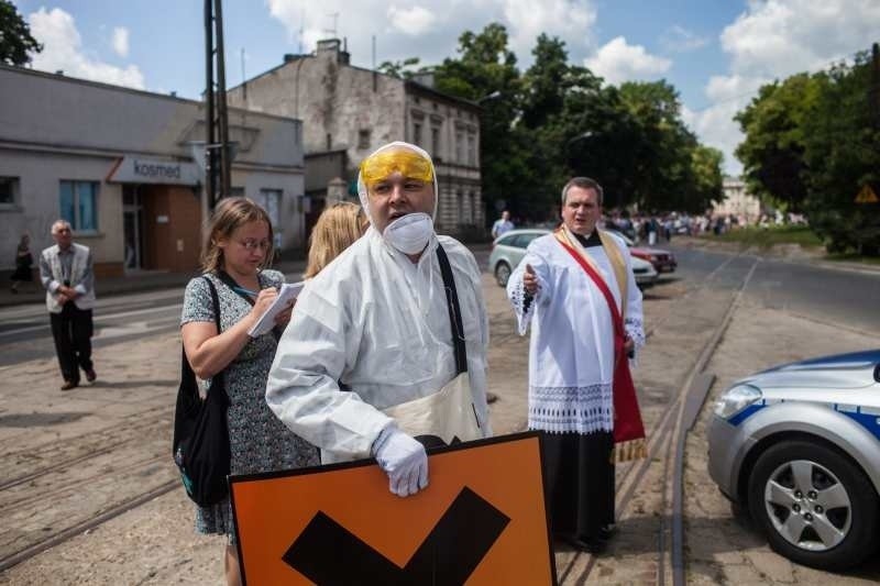 Afera podczas procesji Bożego Ciała. Atak człowieka motyla i gazowy odwet uczestnika procesji