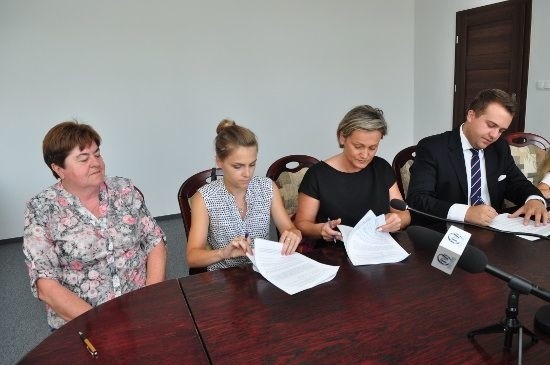 Umowę podpisali przedstawiciele wspólnoty mieszkaniowej i prezydent Marek Materek.