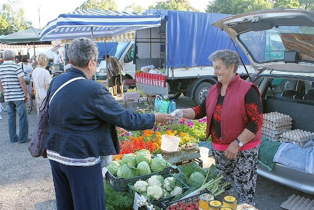 Helena Maciejewska na swym straganie oferuje warzywa i jajka