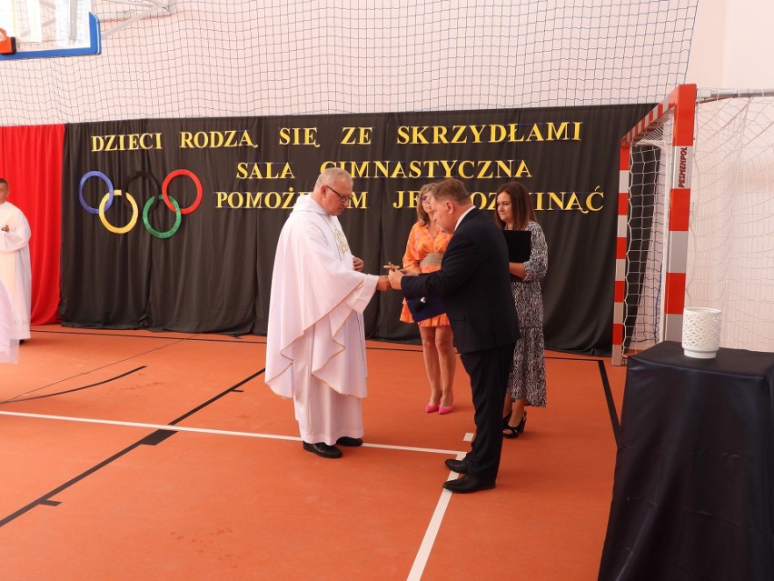 Uczniowie w Dzierzkówku Starym w gminie Skaryszew mają już w szkole nową halę sportową. Zobacz zdjęcia