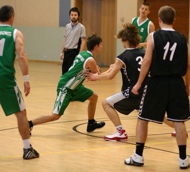Zawodnicy Fimalu (zielone stroje) wygrali w pierwszym spotkaniu.
