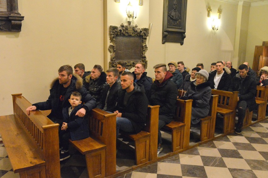 Piłkarzy Korony Kielce podczas nabożeństwa