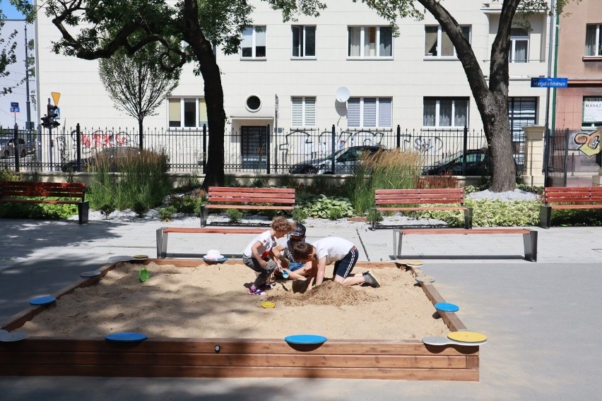 Nowy plac zabaw w parku kieszonkowym. Znajduje się w centrum miasta ZDJĘCIA