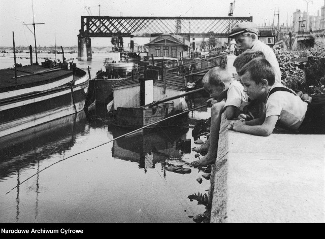 Wędkowanie na archiwalnych zdjęciach. Dzieci łowią ryby nad Wisłą w drugiej połowie lat 40.