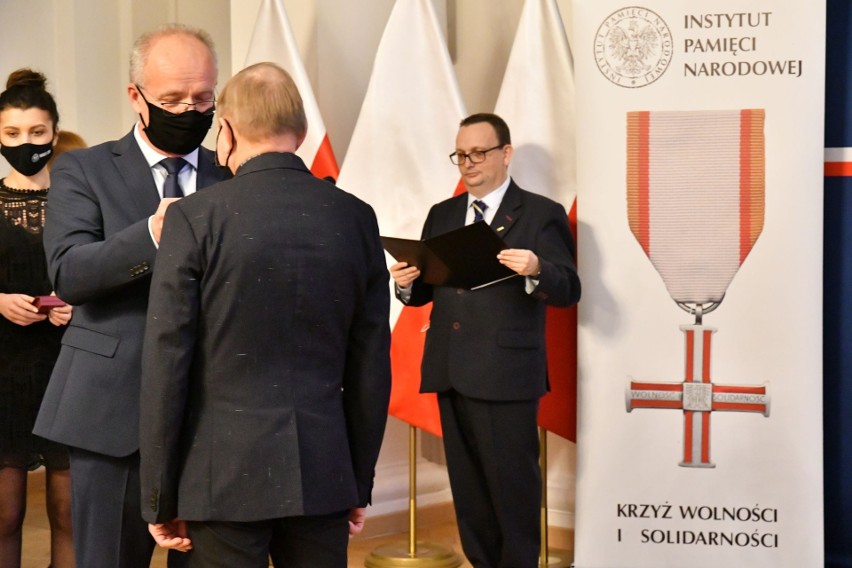 Odznaczenie Krzyżami Wolności i Solidarności działaczy opozycji demokratycznej z czasów PRL [ZDJĘCIA]