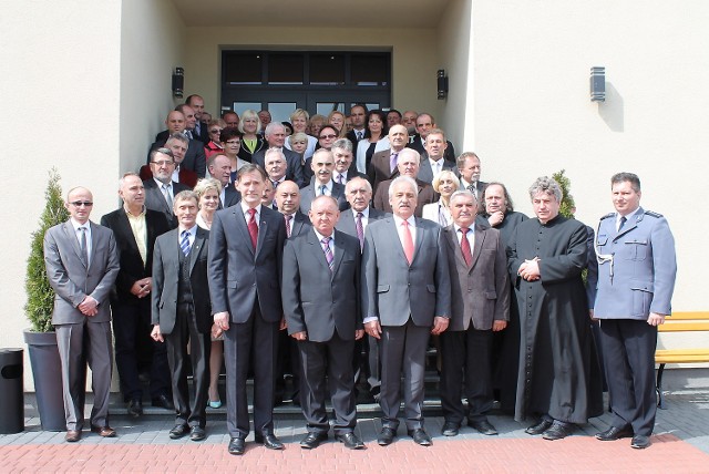 Pamiątkowe zdjęcie uczestników uroczystości - na pierwszym planie stoją w środku od lewej: Zygmunt Borkowski, Waldemar Wujkiewicz, Marek Dybowski - obecny wójt gminy.