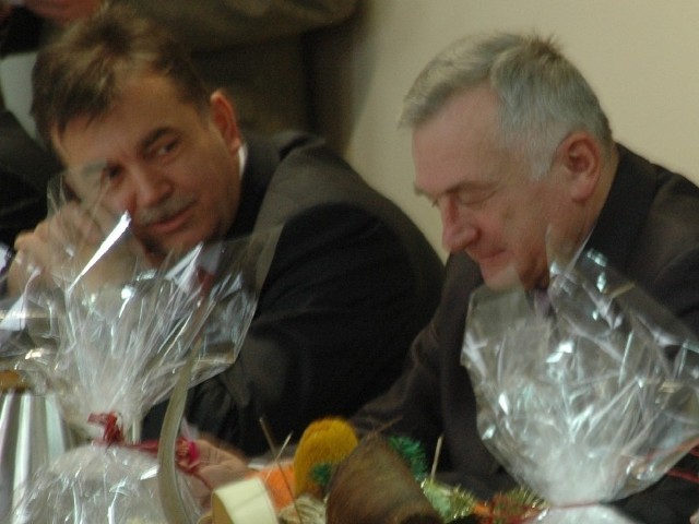 Propozycje obniżenia diet radnych i pensji starosty są autorstwa m.in. Wiesława Rosińskiego (z lewej) i Andrzeja Libery. Ten pierwszy niedawno stracił funkcję szefa rady, a drugi - wicestarosty.