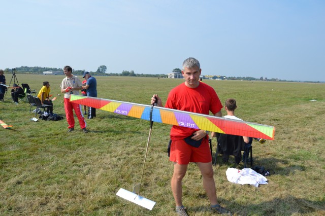 Jeden z najbardziej barwnych modeli, z rozpiętością skrzydeł większych od wysokiego mężczyzny. Wartość takiego modelu dochodzi do tysiąca złotych. Podczas zawodów uciekło po okolicy pięć modeli i mieszkancy proszeni są o ich oddanie organizatorom imprezy