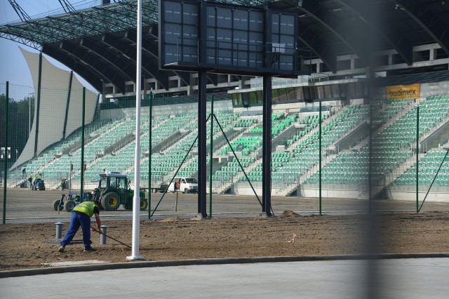 Na głównej trybunie stadionu piłkarskiego są już zamontowane krzesełka, trwają prace przy porządkowaniu trawników, układaniu asfaltu na drogach dojazdowych i parkingach