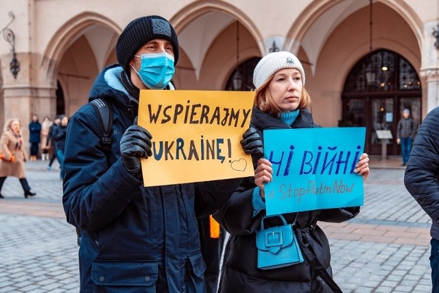 Polska przyjmie tylu uchodźców z Ukrainy, ilu będzie trzeba – zadeklarował wiceminister obrony Marcin Ociepa. W gminach już rozpoczęło się liczenie miejsc, do których mogliby trafić uchodźcy wojenni.