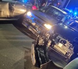 Policyjny pościg w Bielsku-Białej. Kierowca chciał uciec policjantom, uszkodzone zostały dwa radiowozy. Zobacz zdjęcia