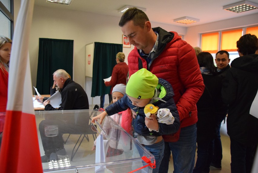 Wybory samorządowe 2018. Mieszkańcy Oświęcimia licznie ruszyli do urn. Głosował też Janusz Chwierut [ZDJĘCIA]